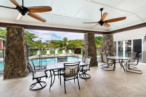 Outdoor dining - Breathtaking Villa with Swimming Pool and Fantastic Sights in Hauula, Hawaii (Hauula)