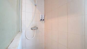 Habitación doble estándar | Baño | Regadera