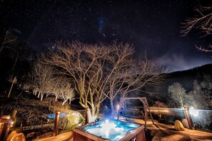 Outdoor spa tub - Luxury Cottage Ranch with Hot-Tub, Theater and Pool Table in Watauga County, North Carolina (Sugar Grove)
