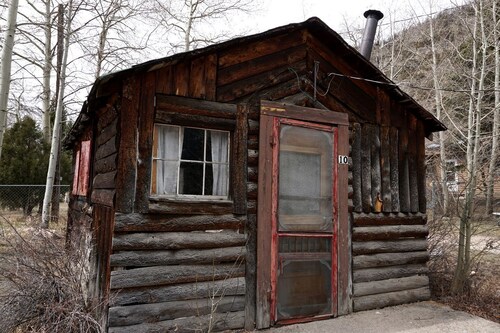 Pet Friendly Fishing Cabin close to Poudre River, Perfect for a Weekend Escape from Fort Collins