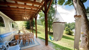 Outdoor dining - Breathtaking Airstream with Hot-tub and Petting Zoo in Sugar Grove, North Carolina (Sugar Grove)
