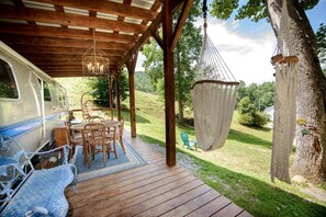 Outdoor dining - Breathtaking Airstream with Hot-tub and Petting Zoo in Sugar Grove, North Carolina (Sugar Grove)