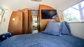 1 bedroom, desk, WiFi, bed sheets - Breathtaking Airstream with Hot-tub and Petting Zoo in Sugar Grove, North Carolina (Sugar Grove)