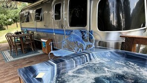 Outdoor dining - Breathtaking Airstream with Hot-tub and Petting Zoo in Sugar Grove, North Carolina (Sugar Grove)