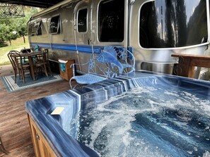 Outdoor dining - Breathtaking Airstream with Hot-tub and Petting Zoo in Sugar Grove, North Carolina (Sugar Grove)