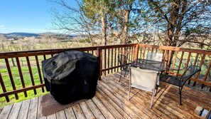 Outdoor dining - Sparta Serenity: Charming Cabin with Hot Tub and Scenic Farm Views in TN (Sparta)