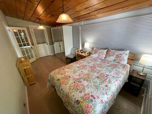 3 bedrooms, desk, WiFi, bed sheets - Amazing Cottage with Lake Views and Fireplace in Meredith, New Hampshire (Meredith)