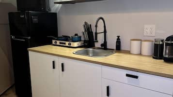 Cafetière-théière, réfrigérateur, four à micro-ondes