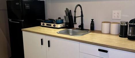 Coffee/tea maker, fridge, microwave, cookware/dishes/utensils