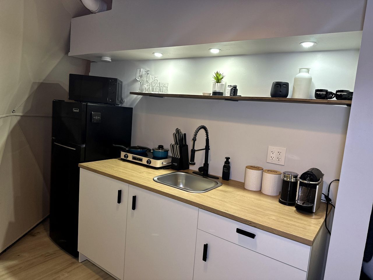 Cafetera y tetera, refrigerador, microondas y utensilios de cocina 