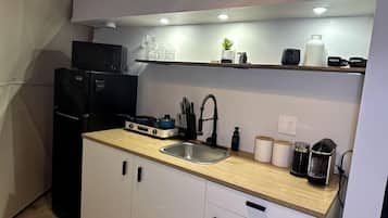 Cafetera y tetera, refrigerador, microondas y utensilios de cocina