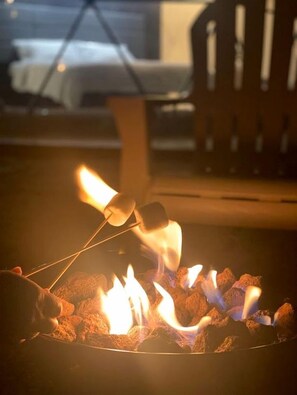 Ein Lagerfeuer, an dem Marshmallows geröstet werden.