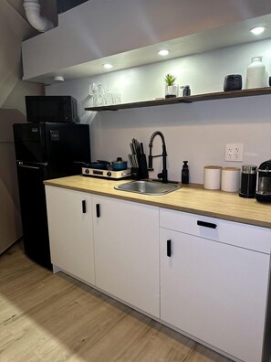 ثلاجة، ميكروويف، ماكينة لصنع القهوة/الشاي، مستلزمات طهي/أطباق/أوعية