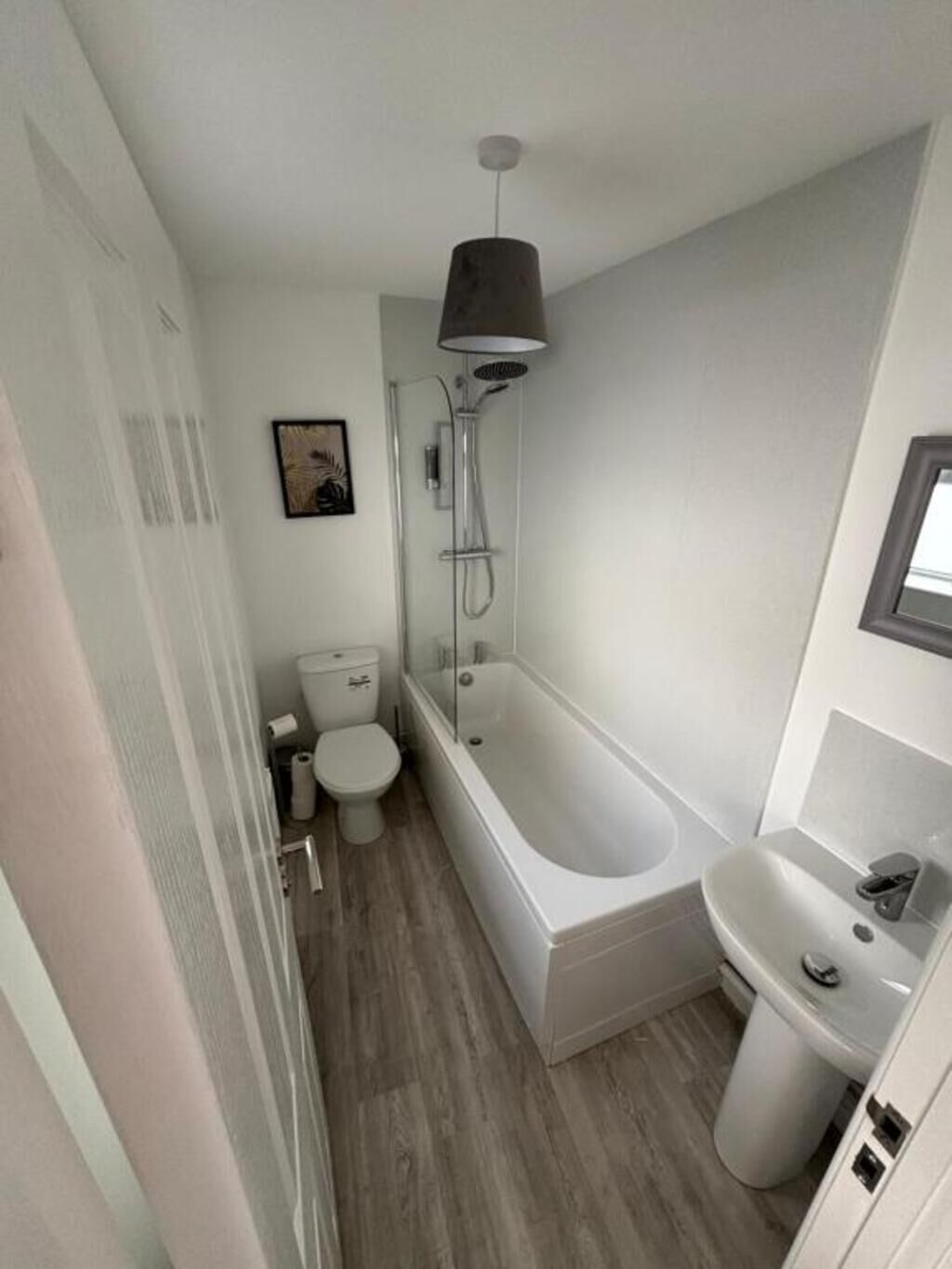 Toalettartikler (inkludert), hårføner, håndklær og såpe