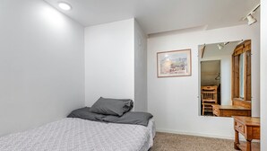 2 bedrooms, iron/ironing board, WiFi, bed sheets - Quaint Lake Cottage Perfect to Reconnect with Nature in Michigan (Au Gres)