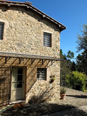 Exterior - "Casa il Noce" in the hills of Lucca with swimming pool 30 min from the sea of Viareggio (Pescaglia)