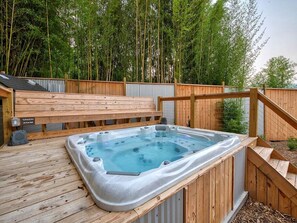 Outdoor spa tub - Luxury Tiny House Only for Adults in North Carolina (Waynesville)