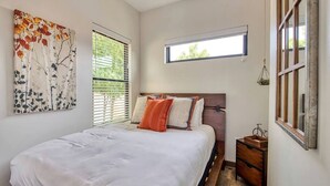 2 bedrooms, desk, iron/ironing board, WiFi - Luxury Tiny House Only for Adults in North Carolina (Waynesville)