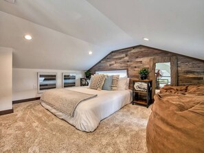 2 bedrooms, desk, iron/ironing board, WiFi - Luxury Tiny House Only for Adults in North Carolina (Waynesville)