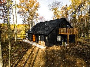 Exterior - Riverside Retreat: Unwind in a Cabin with Private Steam Sauna on the Pine River (Mission Township)