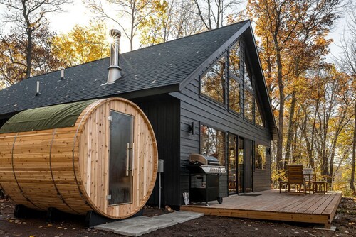 Riverside Retreat: Unwind in a Cabin with Private Steam Sauna on the Pine River