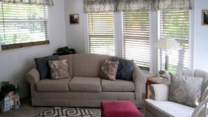 Living area - Delightful Cabin with Private Deck in Inverness, Florida (Inverness)