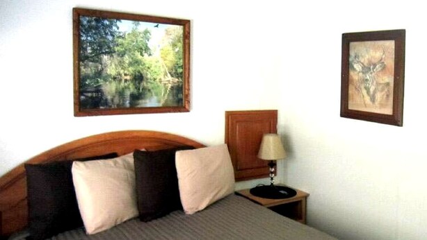 Room - Delightful Cabin with Private Deck in Inverness, Florida (Inverness)