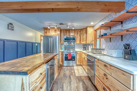 Fridge, microwave, oven, stovetop. Charming Cabin with Games Room in North Woodstock, New Hampshire, Ideal for Relaxing Getaways in Nature