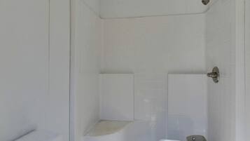Toallas, jabón, shampoo, papel de baño
