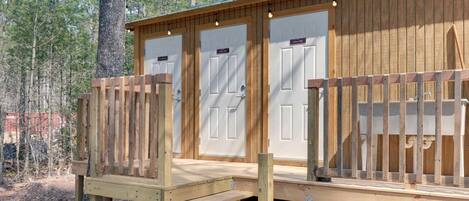 Una cabaña de madera con tres puertas, cada una con un nombre.