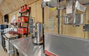 Une machine à café, un distributeur de pop-corn et une pancarte indiquant « Café et pop-corn » sur un mur en bois.