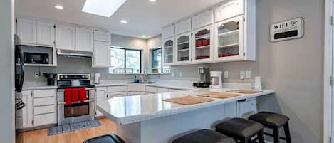 Coffee/tea maker, fridge, microwave, oven