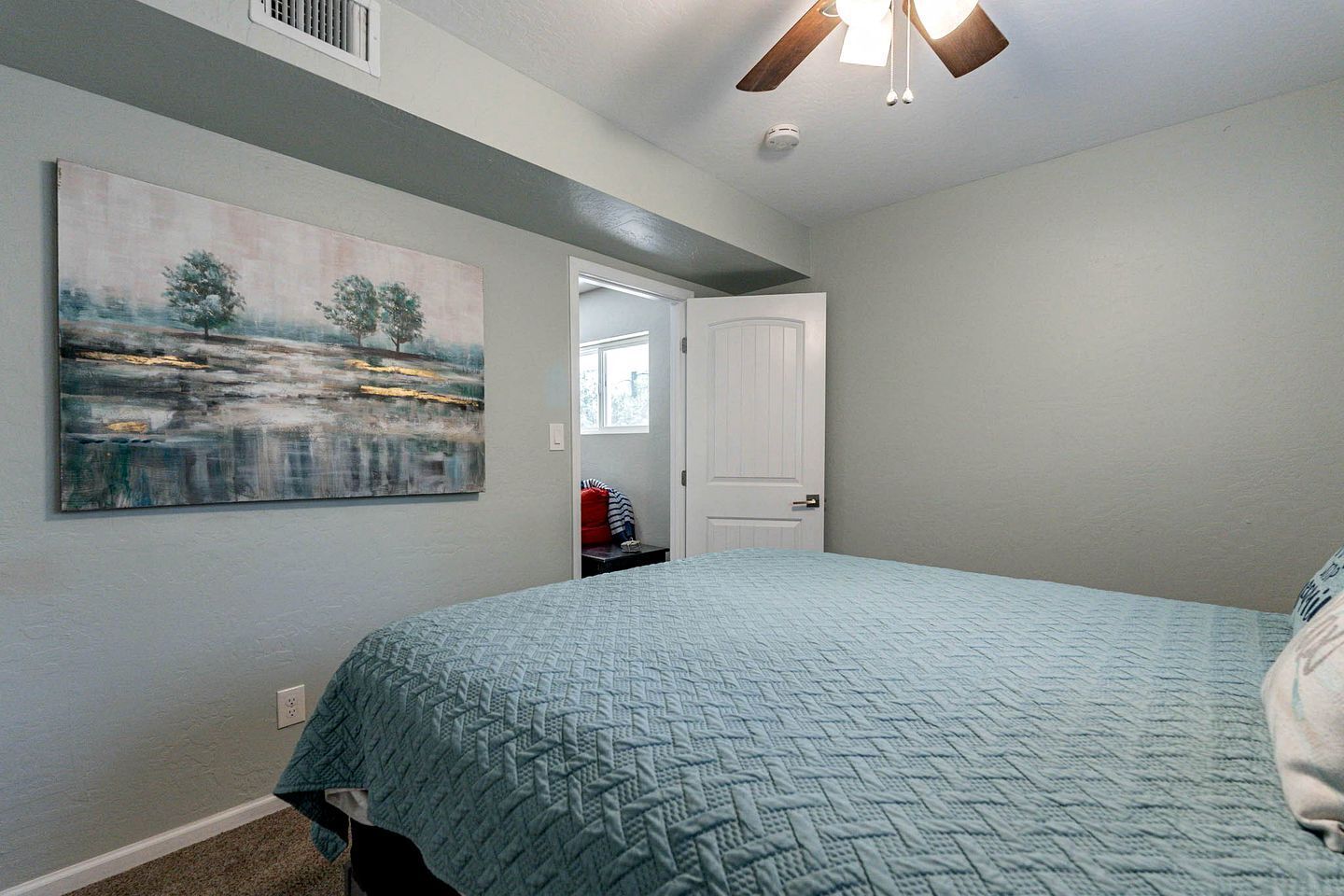 5 bedrooms, desk, iron/ironing board, WiFi