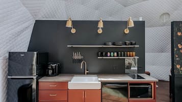 Cafetera o tetera, frigorífico, microondas y placa de cocina