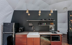 Wasserkocher mit Kaffee-/Teezubehör, Kühlschrank, Mikrowelle, Herdplatte
