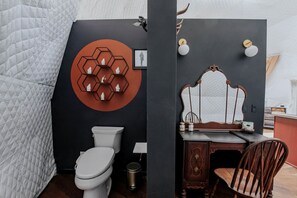 Een haardroger, handdoeken, zeep, shampoo
