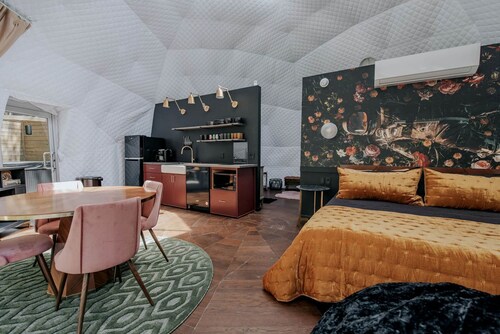 Designer Dome with Unmatched Scenery: Romantic Getaway near Falls in Cherry Log, Georgia