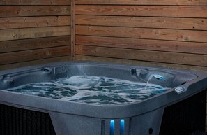 Een hottub met een houten wand achtergrond.