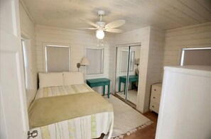 1 bedroom, desk, WiFi, bed sheets - Gorgeous Lakefront Cottage Nestled Amidst Trees in Meredith, New Hampshire (Meredith)