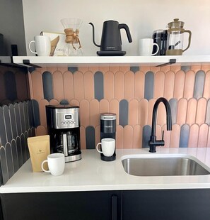 コーヒー / ティーメーカー、冷蔵庫、電子レンジ、トース ター