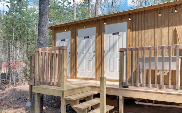 Una cabaña de madera con tres puertas, cada una con un nombre.