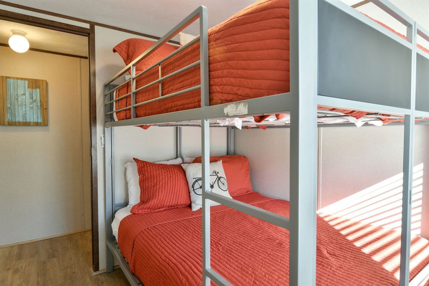 3 habitaciones, tabla de planchar con plancha, wifi y ropa de cama 