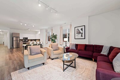 Stylish 3 King Bed Apartment in Prime Location