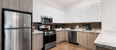 Refrigerador, microondas, horno y parrilla de estufa