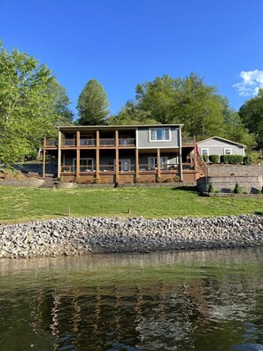 Exterior - Lynchburg's Best-Kept Secret: A Unique Rental with Private Dock and Open Water Views (Lynchburg)