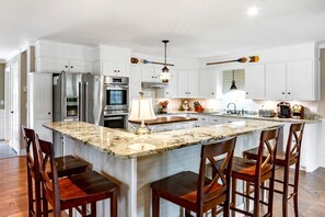 Fridge, microwave, oven, stovetop - Lynchburg's Best-Kept Secret: A Unique Rental with Private Dock and Open Water Views (Lynchburg)