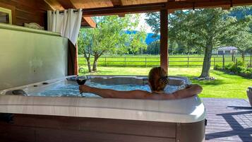 Outdoor spa tub