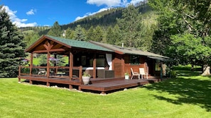 Property grounds - Beautiful Cabin with Hot-Tub and Breathtaking Landscape Views in Montana (Clinton)