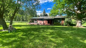 Exterior - Beautiful Cabin with Hot-Tub and Breathtaking Landscape Views in Montana (Clinton)