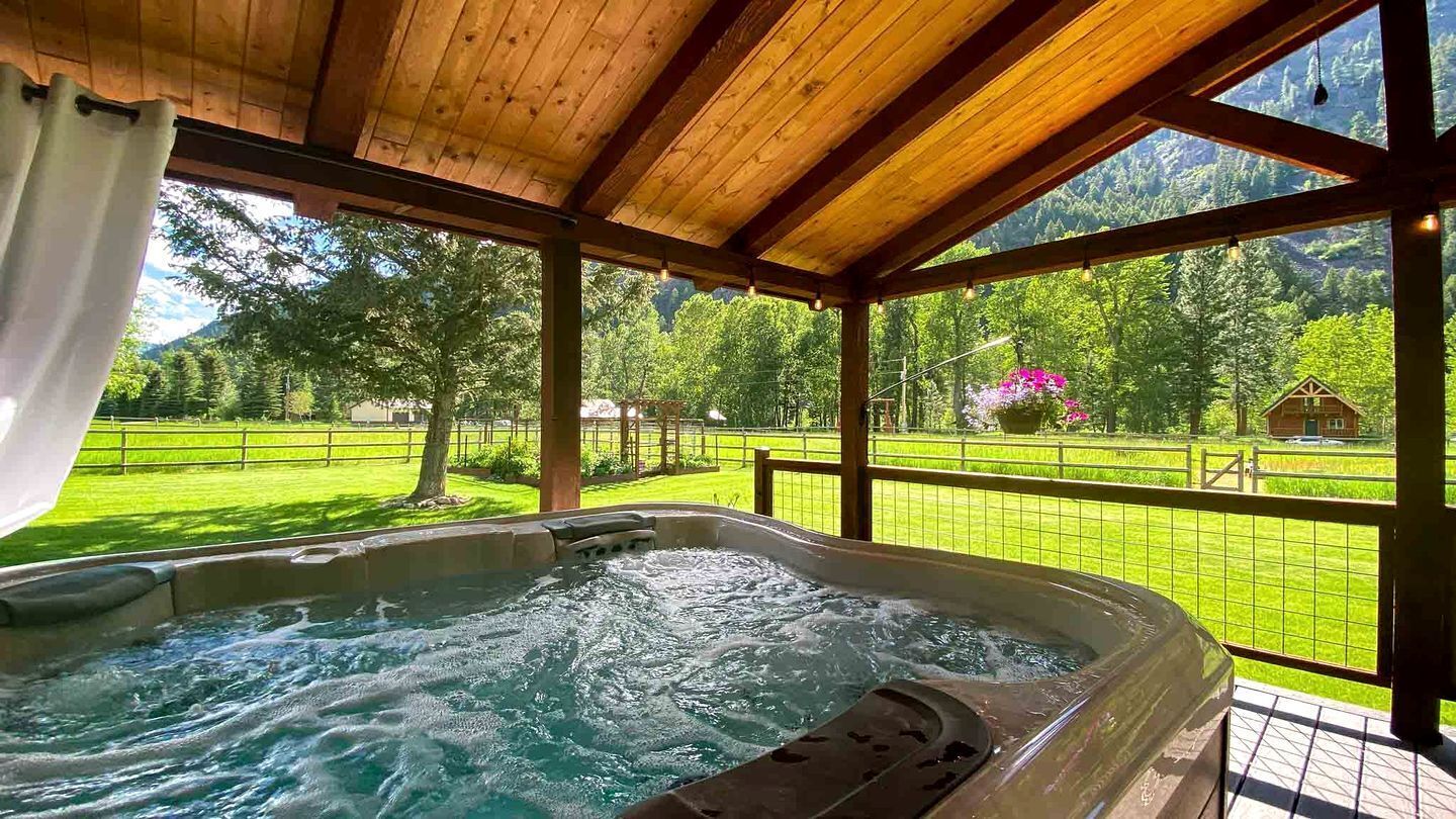 Bañera de hidromasaje al aire libre